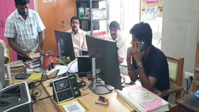 அமைச்சரிடமே கைநீட்டிய காவலர்கள்!